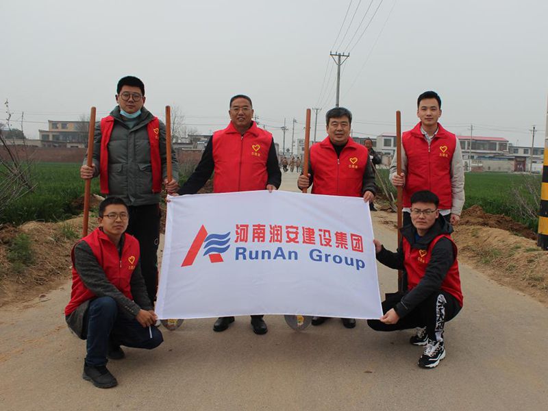 2022年，潤安集團(tuán)深入寶蓮寺鎮(zhèn)二十里鋪村，助力人居環(huán)境整治。